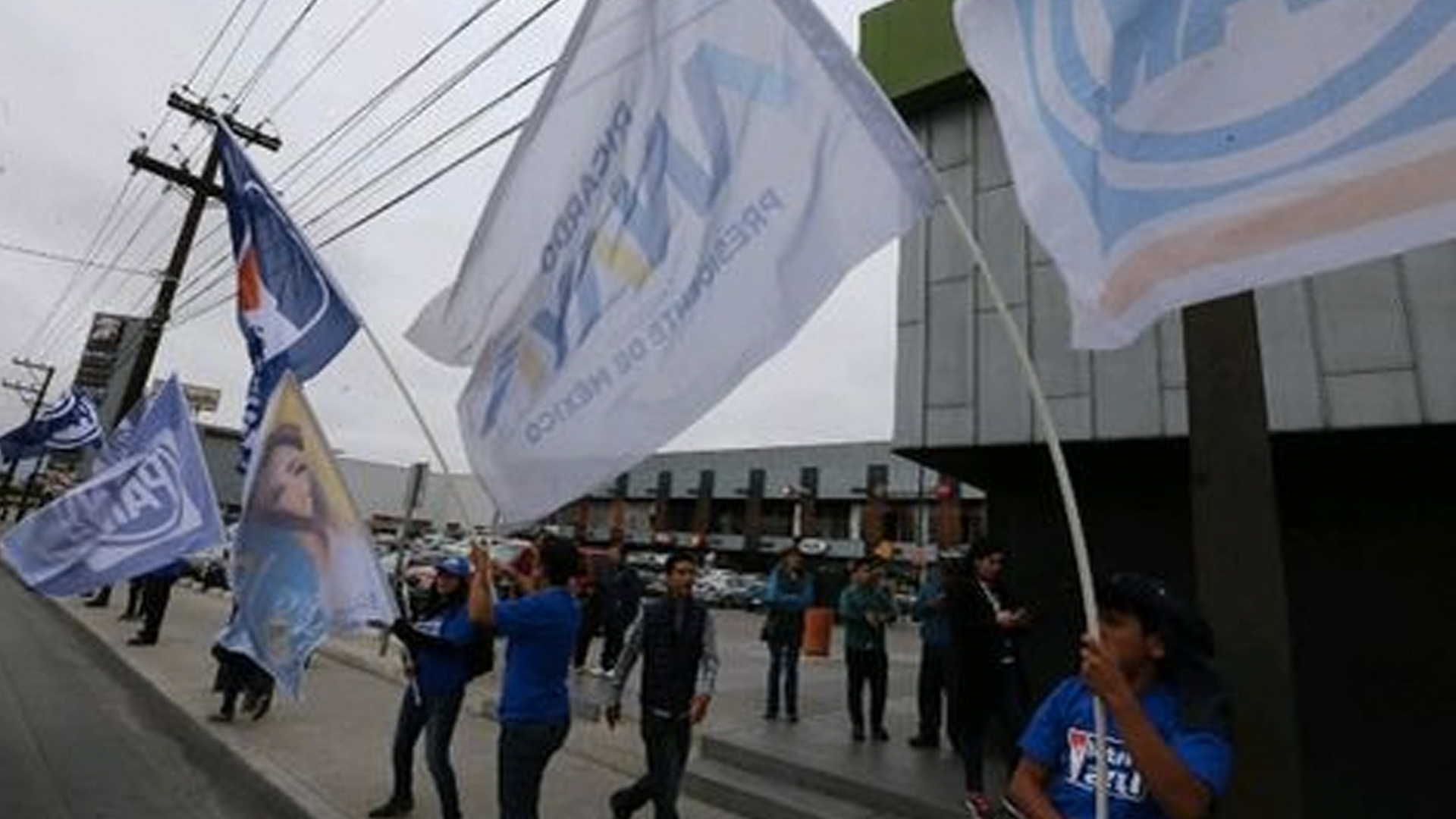 Así lucen las inmediaciones de la UABJ previo al debate - anaya-2
