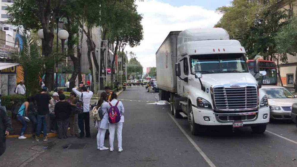 Hombre quiso pasar por debajo de tráiler y es arrollado