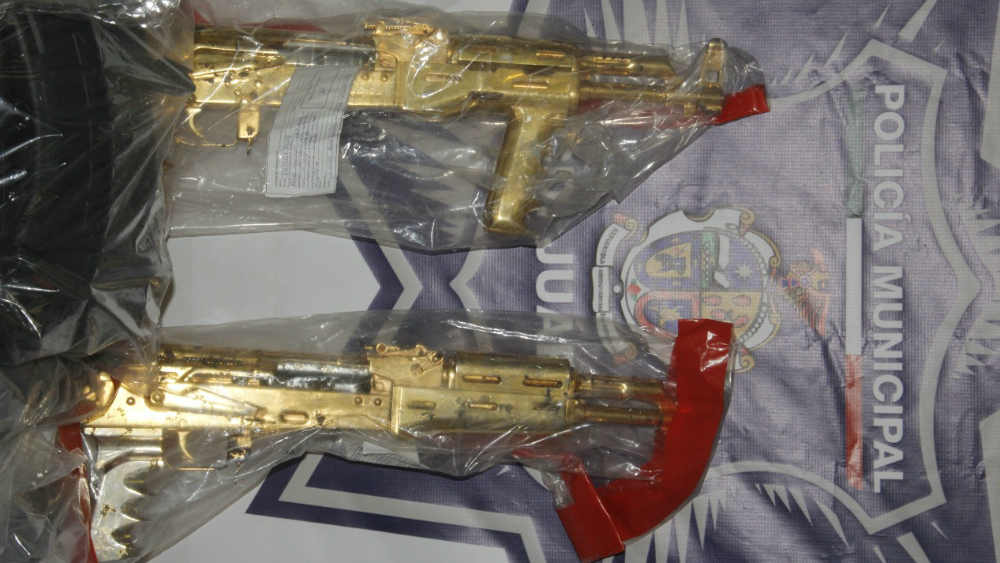 Aseguran armas bañadas en oro en Chihuahua