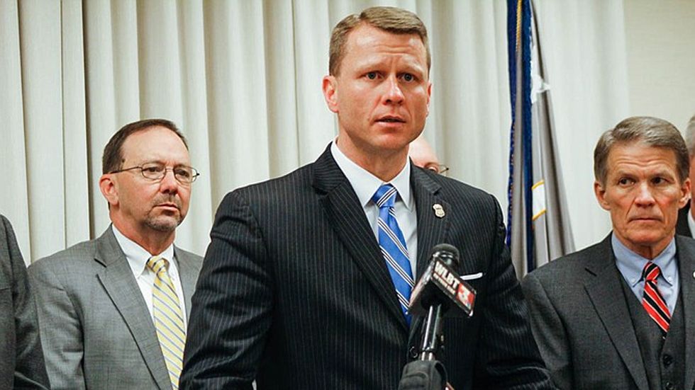 Hombre roba más de 100 mdd con negocio piramidal en Mississippi