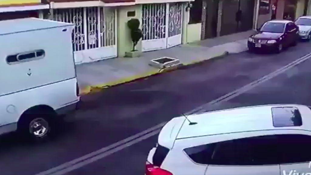 #Video Asaltan a mujer en Tlalnepantla y se llevan su camioneta