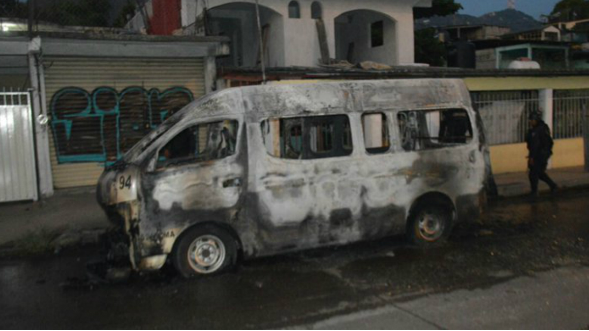 Asaltan a conductor y queman camioneta en Acapulco
