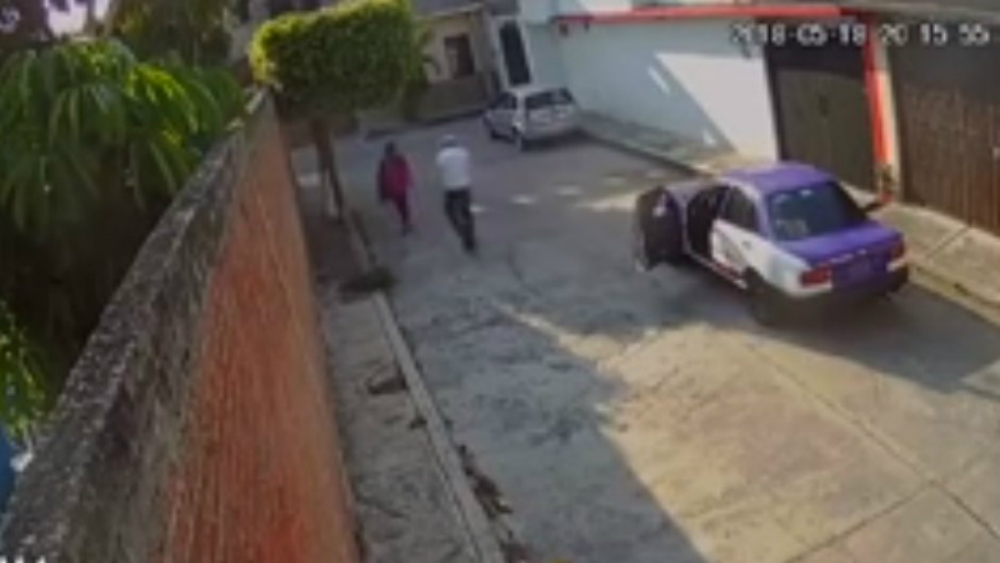 #Video Taxista asalta a mujer a plena luz del día en Morelos