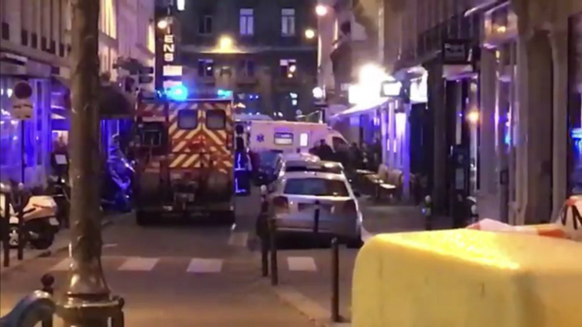 Hombre acuchilla a varias personas en París; hay un muerto Hombre acuchilla a varias personas en París; hay un muerto