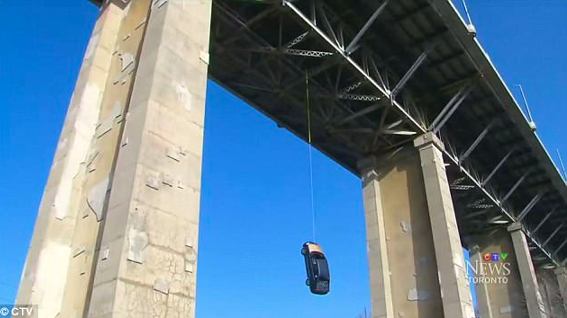 #Video Auto queda suspendido en puente elevado de Toronto