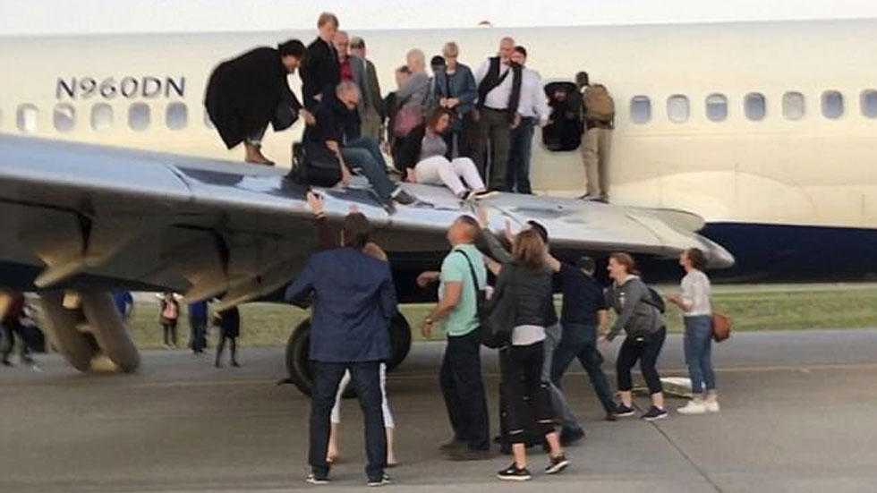 #Video Pasajeros abandonan avión por las ventanas por humo en la cabina