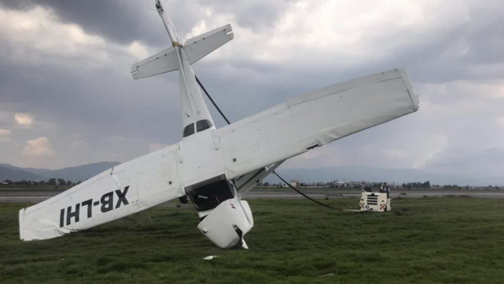 Se despista avión pequeño en Aeropuerto de Toluca