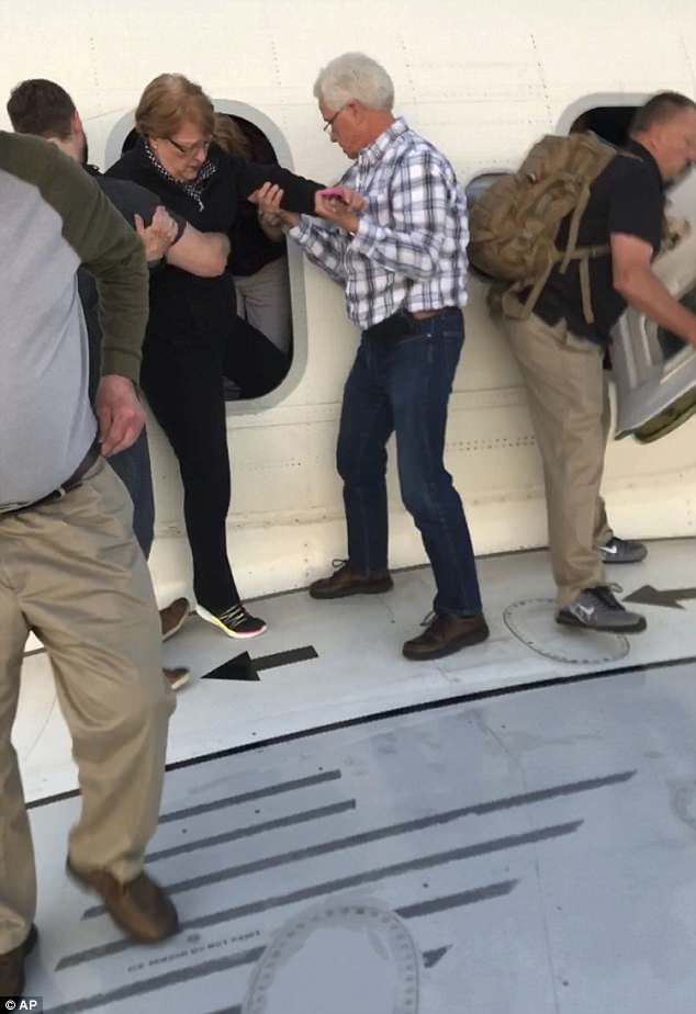 #Video Pasajeros abandonan avión por las ventanas por humo en la cabina - avion-humo-denver