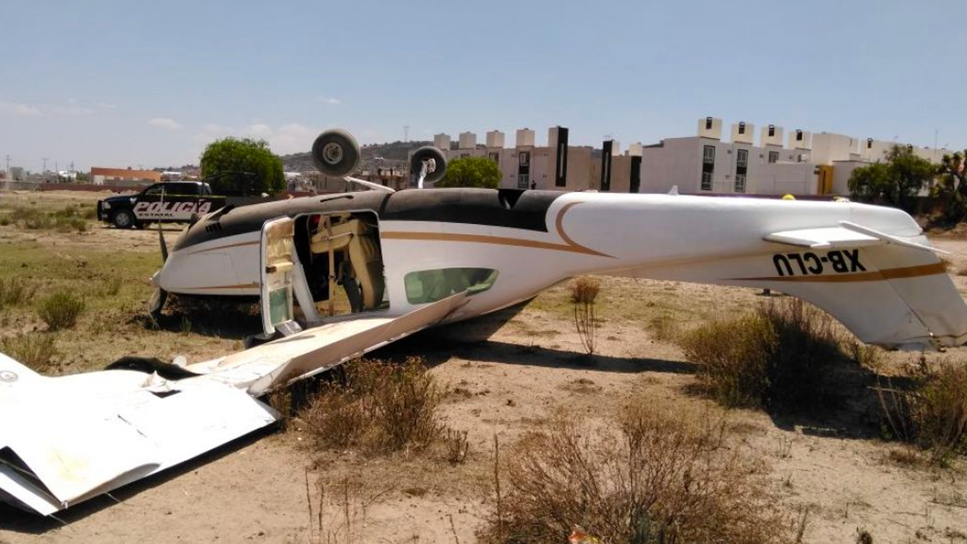 Avioneta aterriza de emergencia y termina volteada