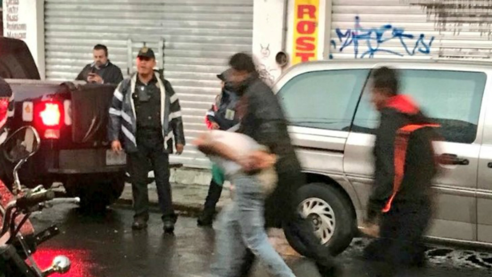 Balacera en Iztapalapa deja tres muertos, entre ellos un policía