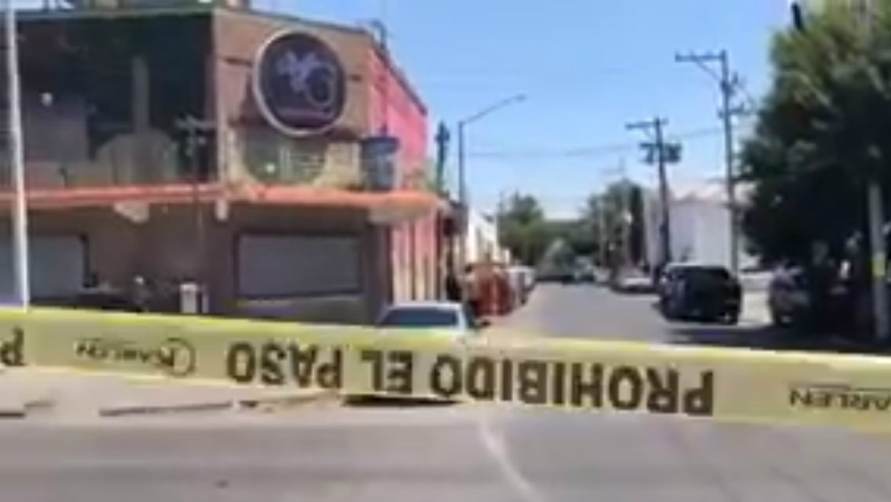 Policía sorprende a tres sujetos sacando un cadáver de bar en Monterrey