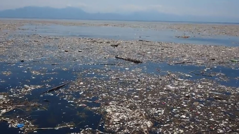 UE prohibiría cubiertos y platos de plástico para reducir basura marina