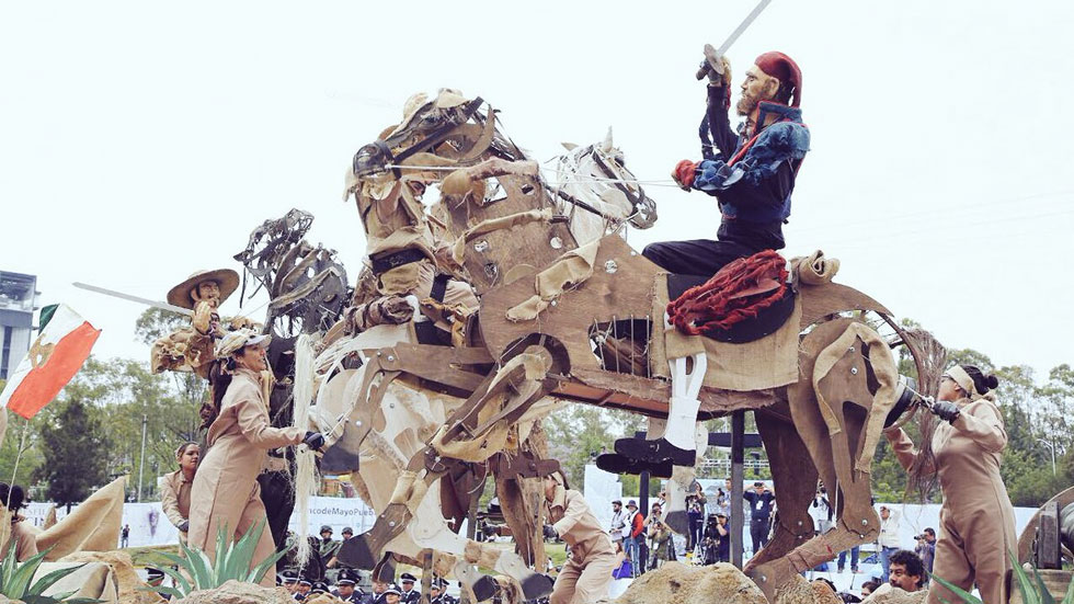 Desfilan por el 156 Aniversario de la Batalla de Puebla