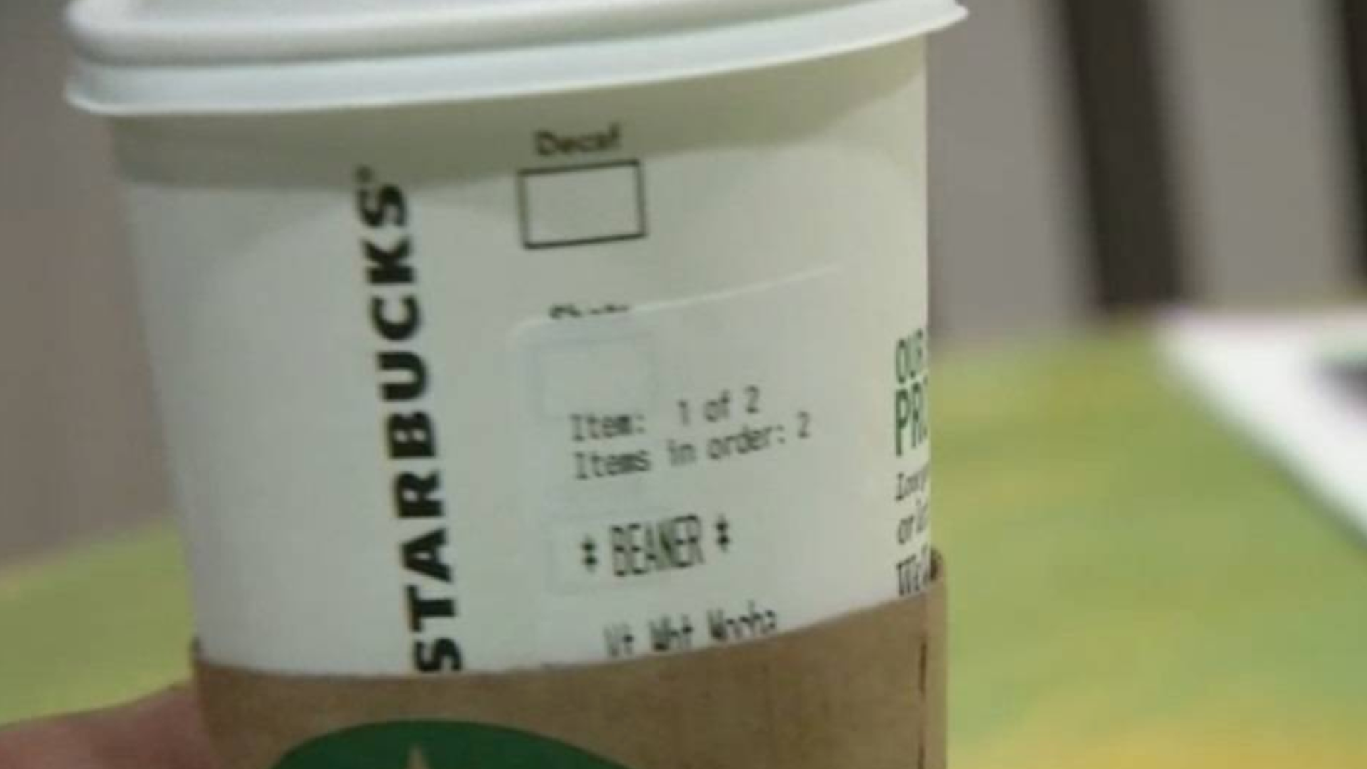 Empleado de Starbucks en EE.UU. escribe “frijolero” en vaso de cliente