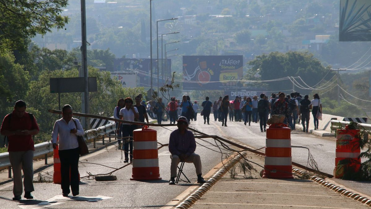 Continúan bloqueos a terminal de autobuses y aeropuerto en Oaxaca - bloqueo-oaxaca-cnte