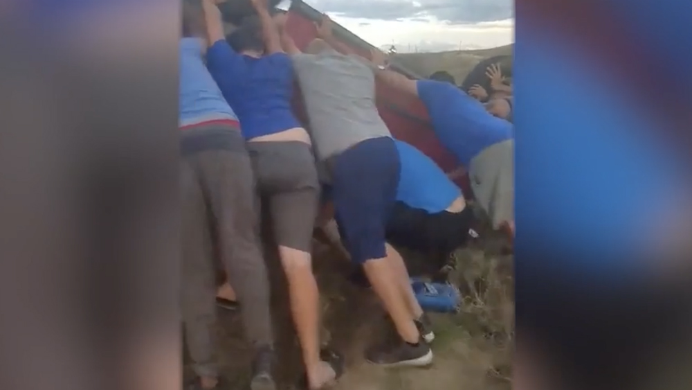 #Video Jóvenes deportistas realizaron heroico rescate en accidente carretero