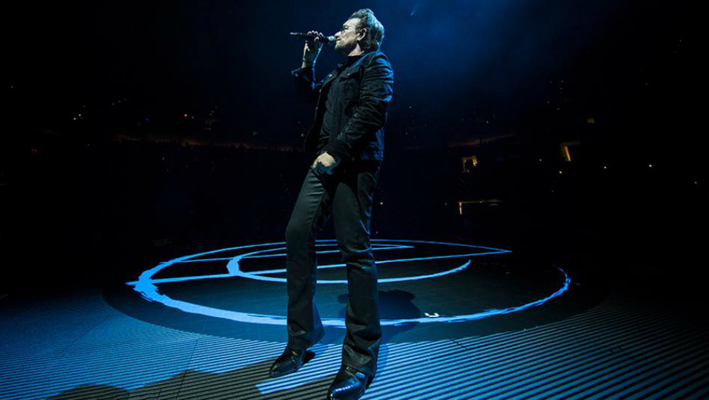 Bono sufre caída durante show de U2 en Chicago