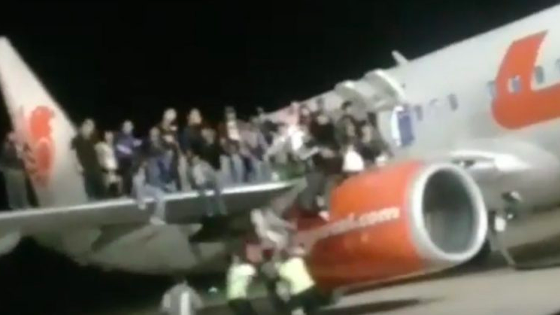 #Video Broma de supuesta bomba en avión deja al menos 11 heridos