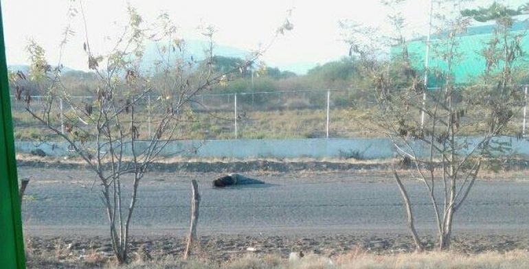 Abandonan cadáver baleado en panteón de Michoacán - cadaver-panten-uruapan