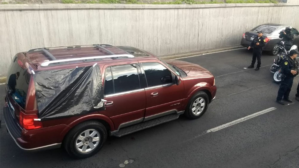 Abandonan cadáver dentro de camioneta en carriles centrales de Viaducto