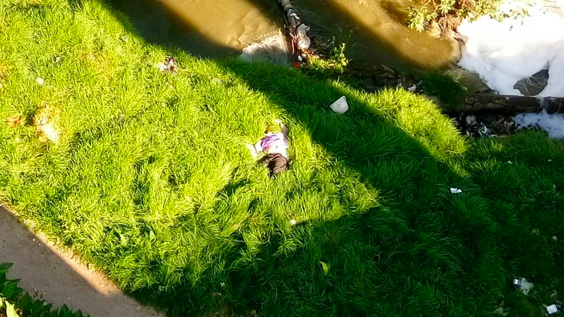 Encuentran cadáver en río de aguas negras en Álvaro Obregón