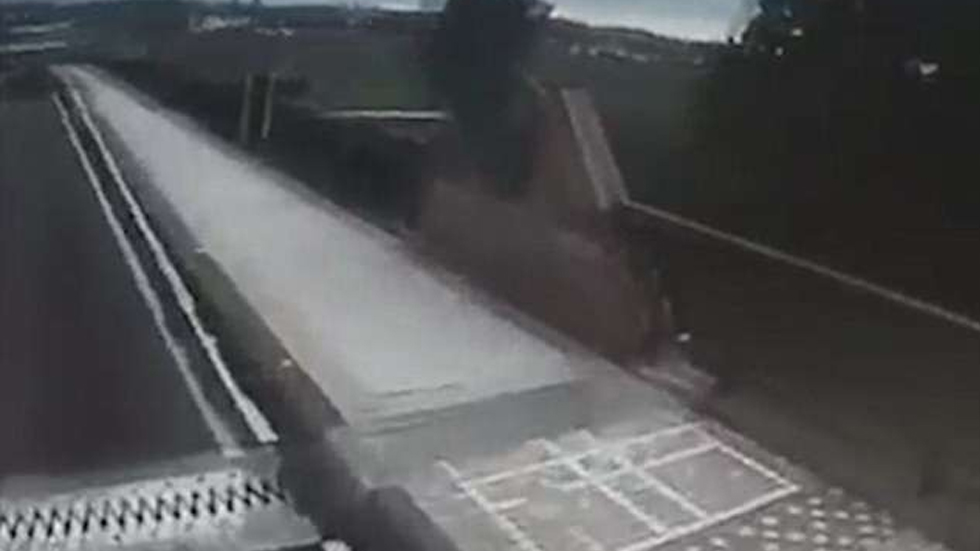 #Video Camión queda colgado de puente en Japón tras choque #Video Camión queda colgado de puente en Japón tras choque