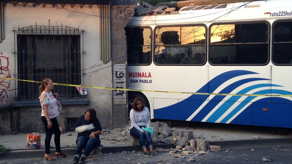 Camión choca contra casa en Monterrey