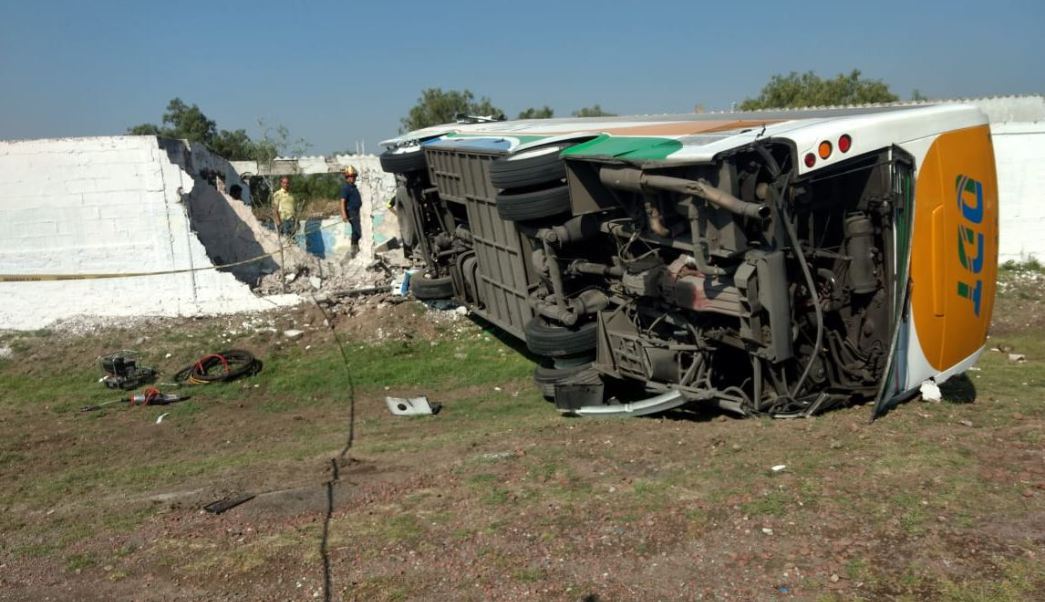 Volcadura de camión deja dos muertos en Tecámac Volcadura de camión deja dos muertos en Tecámac