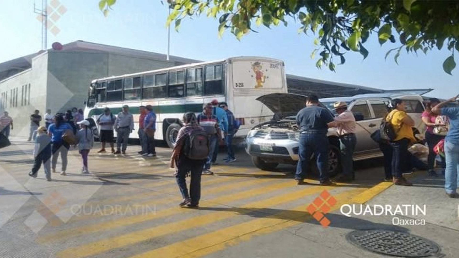 Integrantes de la CNTE afectan terminales aéreas y de autobuses en Oaxaca - camiones-oaxaca