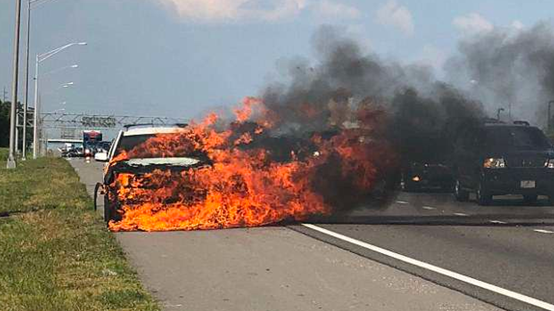 #Video Camioneta se incendia mientras conductora maneja sin notarlo