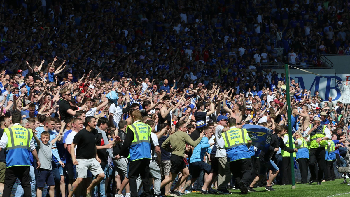 #Video Invaden cancha por ascenso del Cardiff City