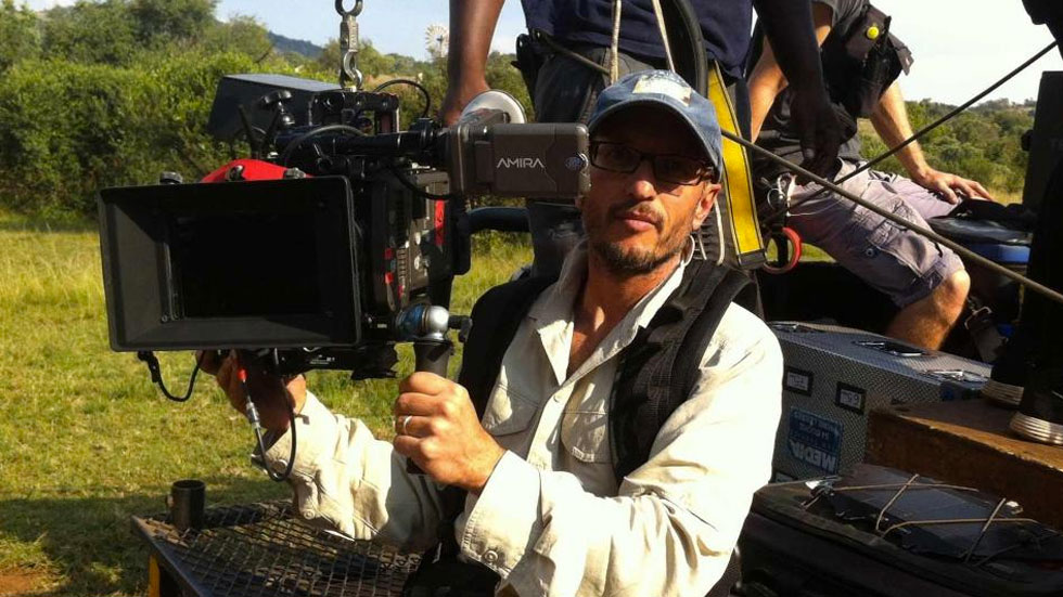 Jirafa mata en Sudáfrica a laureado director de cine