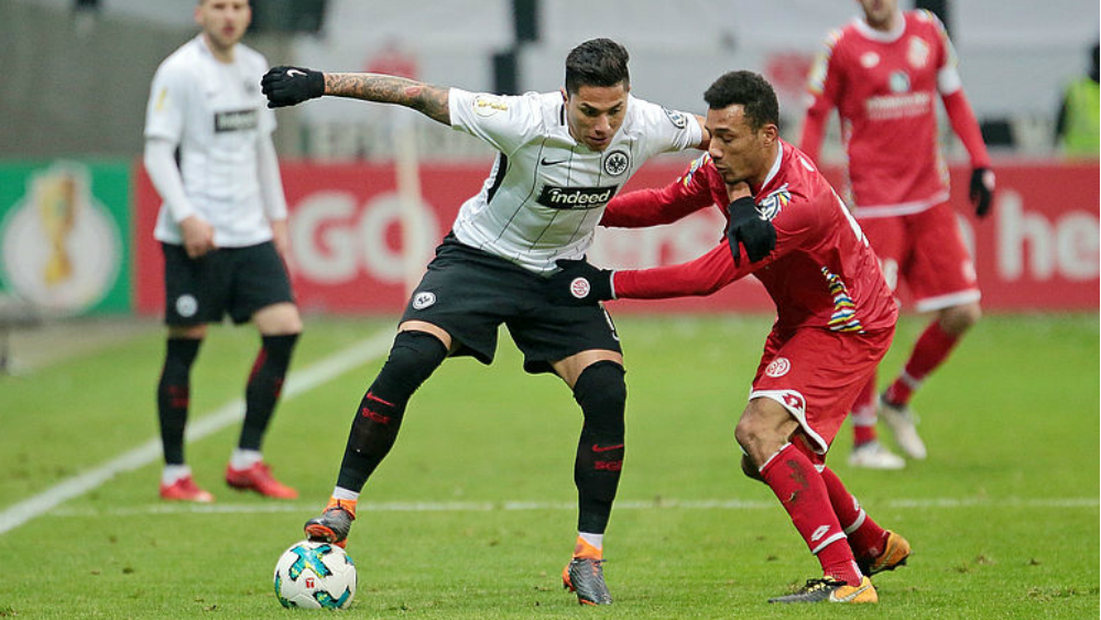 Salcedo firma con Eintracht Frankfurt hasta el 2022