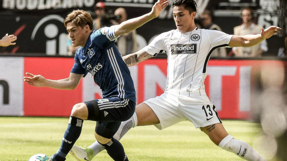 Salcedo regresa y el Eintracht Frankfurt se pone a un punto de puestos europeos