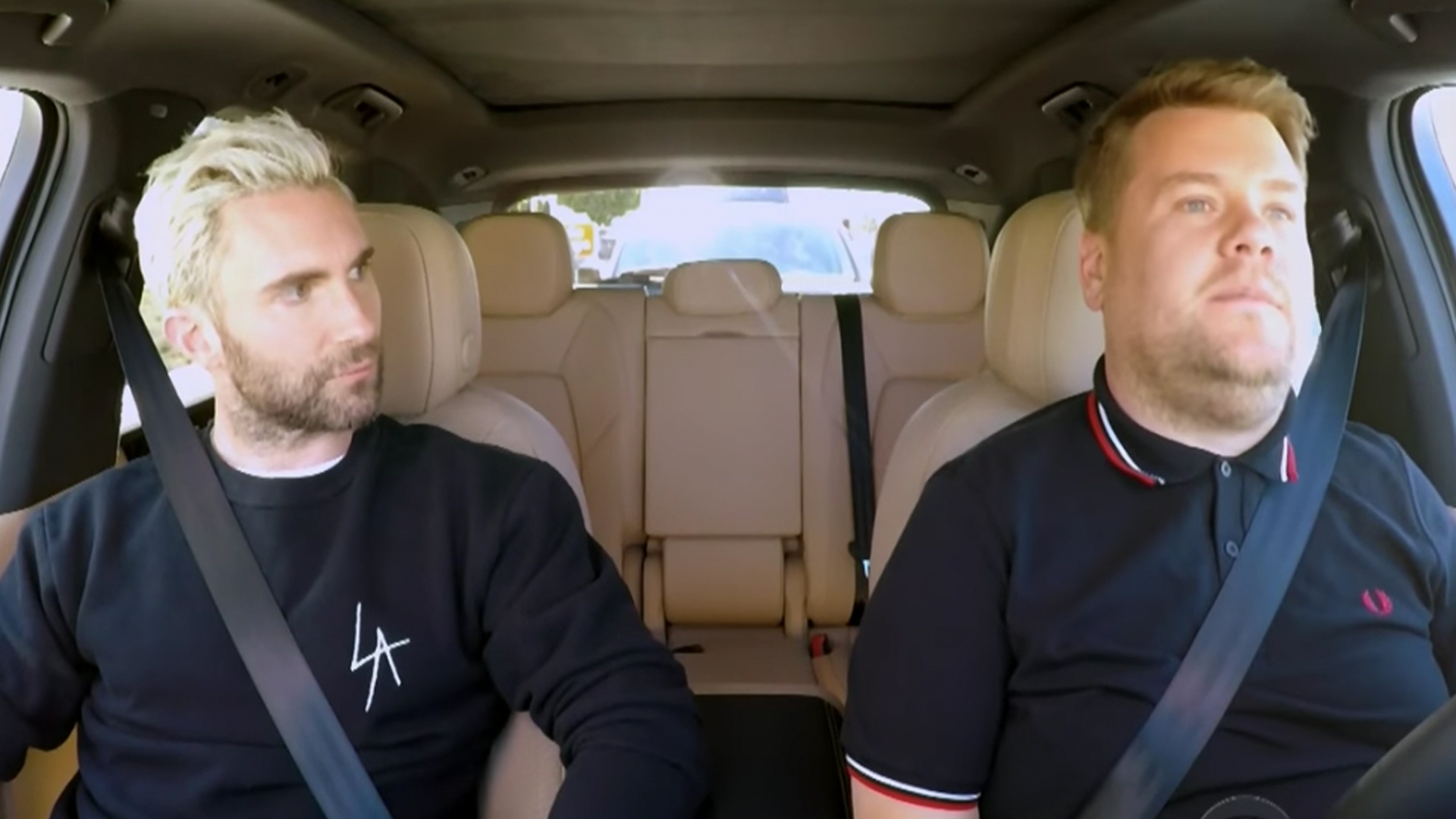 #Video Policía intercepta a James Corden y Adam Levine cuando grababan Carpool Karaoke