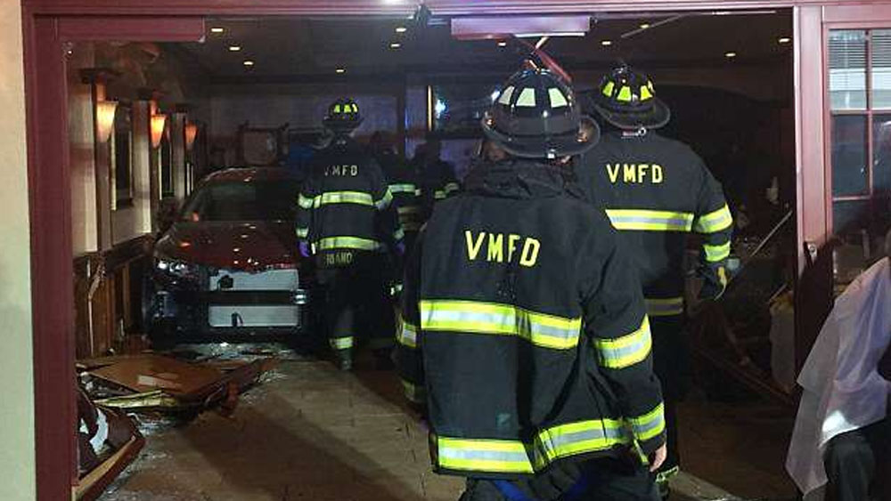 Auto choca contra restaurante en Nueva York y deja tres heridos