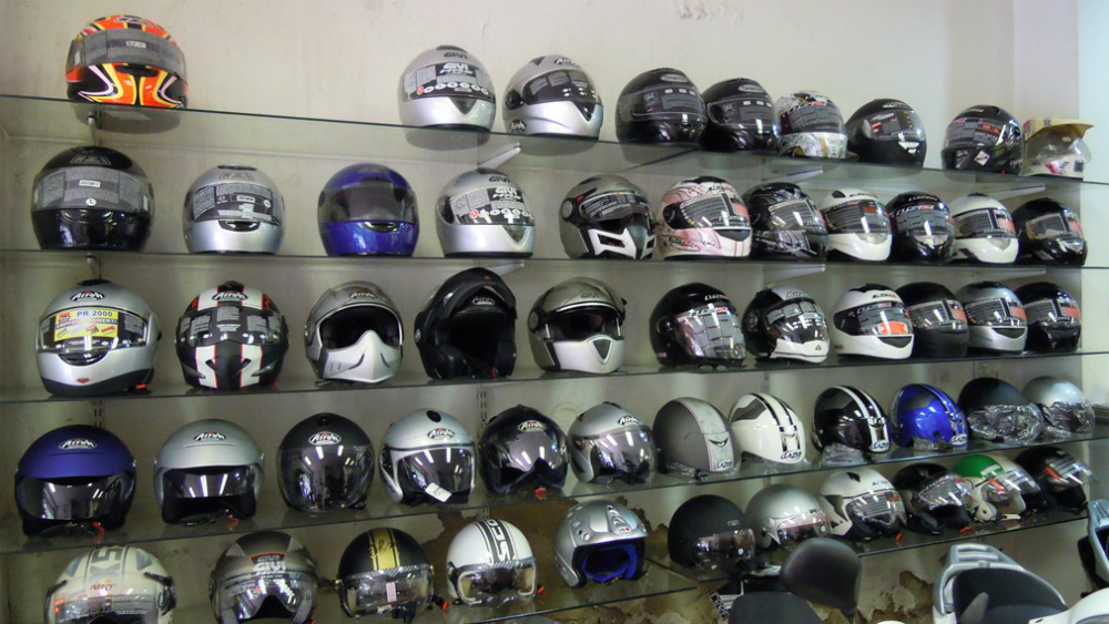 Detienen en CDMX a tres hombres por robar 19 cascos para motociclistas