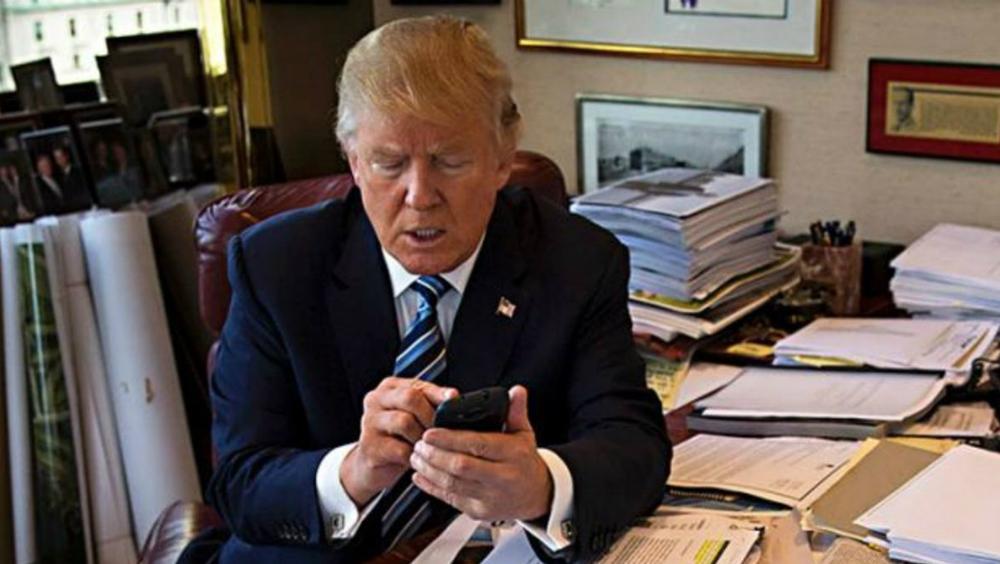 Los teléfonos de Trump: un problema de seguridad nacional para EE.UU. - celular-trump