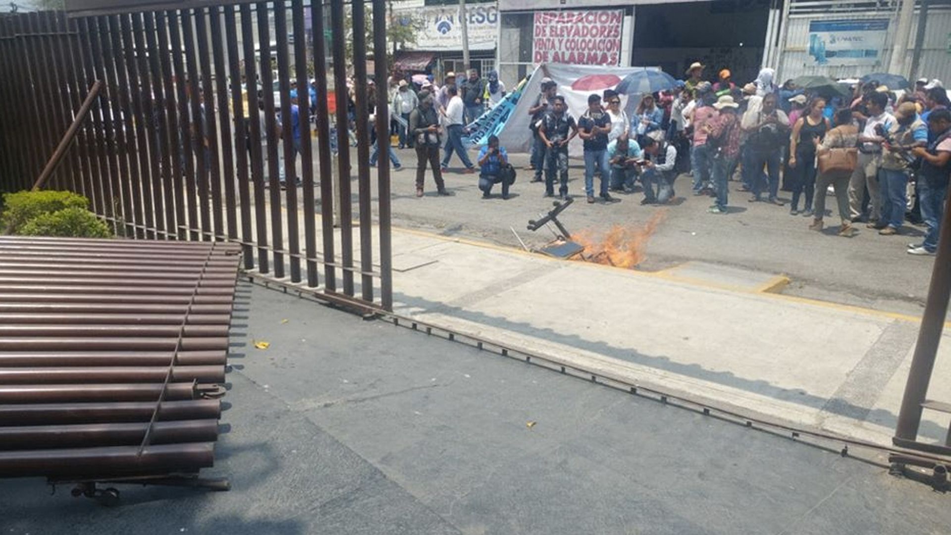 Integrantes de la CETEG realizan destrozos en el Congreso de Guerrero