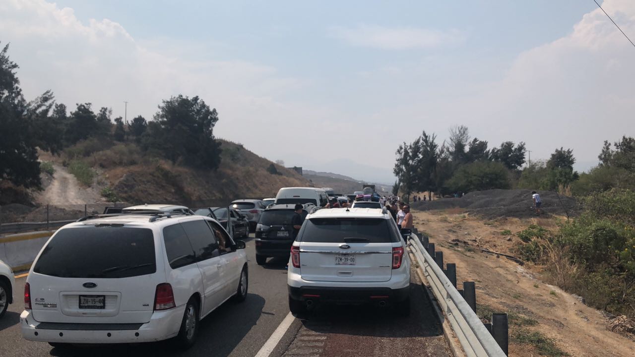 CETEG bloquea Autopista del Sol a la altura de Chilpancingo - chilpancingo-3