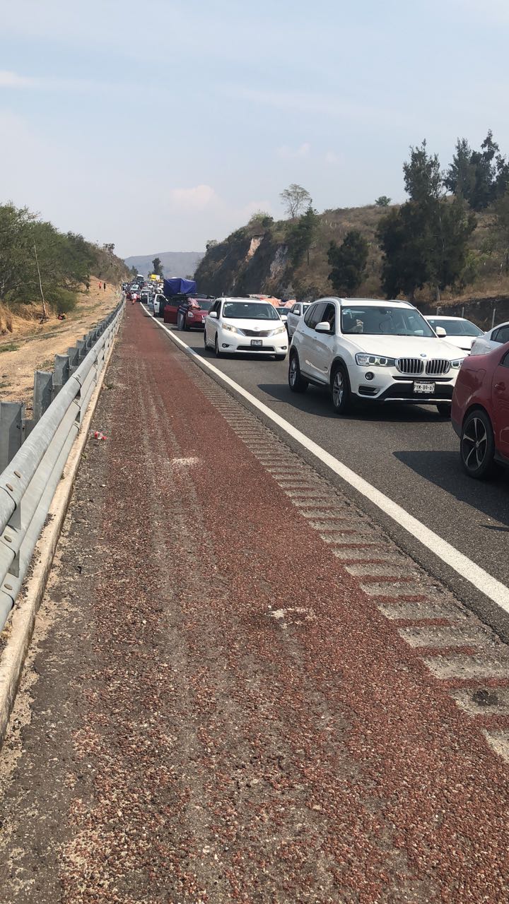 CETEG bloquea Autopista del Sol a la altura de Chilpancingo - chilpancingo-4