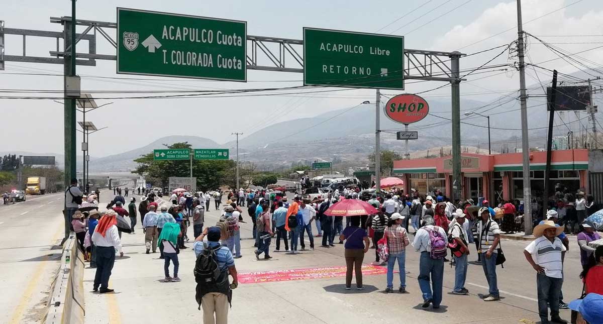 CETEG bloquea Autopista del Sol a la altura de Chilpancingo