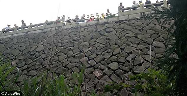 #Video Conductor acelera en lugar de frenar y cae a acantilado - china-acantilado