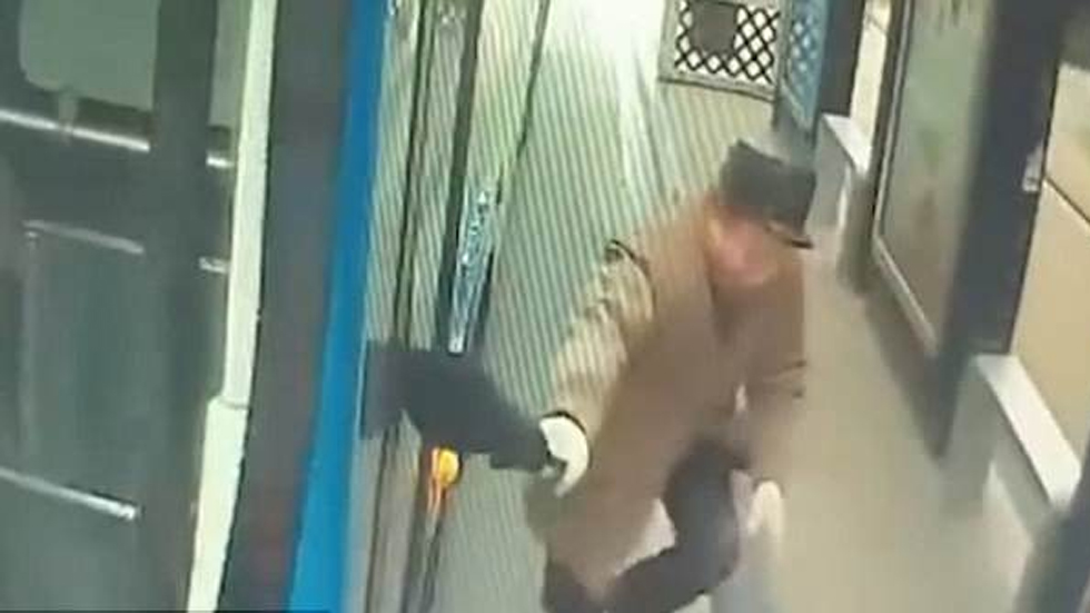 #Video Arrollan a hombre que intentó bloquear puertas de camión