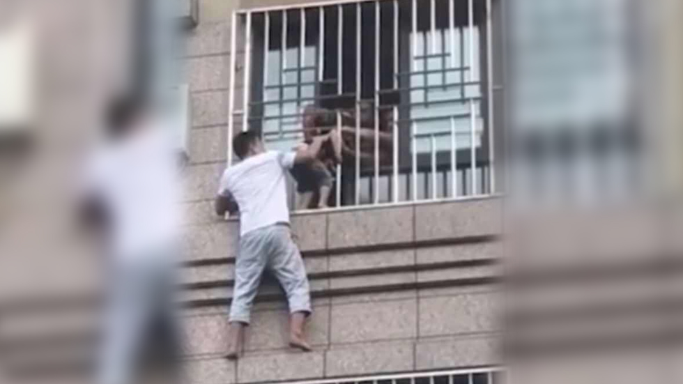 #Video Rescatan en China a menor que colgaba de una ventana