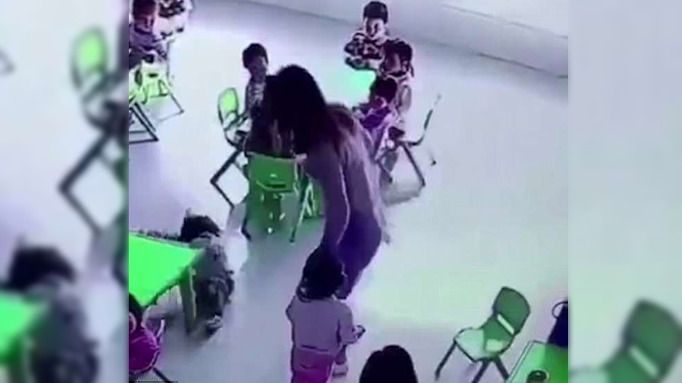 #Video Maestra de jardín de niños agrede a su alumna en China