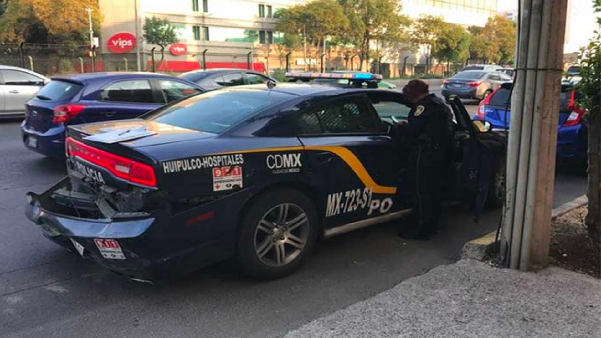 Chocan dos autos y una patrulla en Calzada de Tlalpan