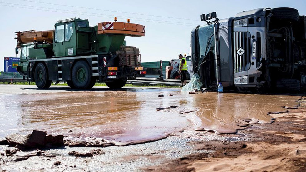 Camión que transportaba toneladas de chocolate volcó sobre la carretera