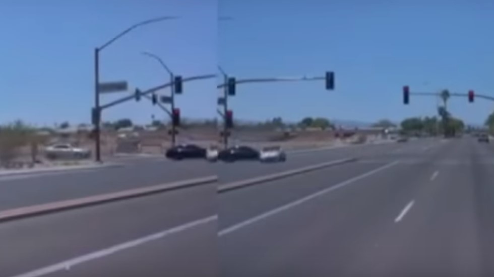 #Video Auto se estrella contra vehículo autónomo en Arizona #Video Auto se estrella contra vehículo autónomo en Arizona