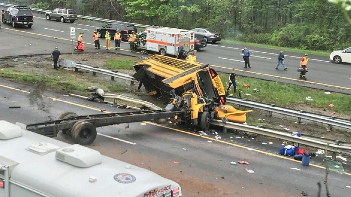 Choque de autobús escolar en Nueva Jersey deja al menos dos muertos